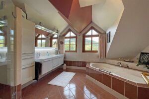 helles Bad mit Wanne