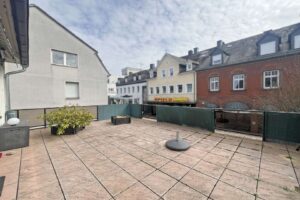 große Terrasse mit Markise