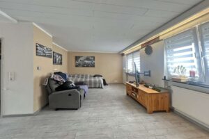 Wohnzimmer mit Holzkamin