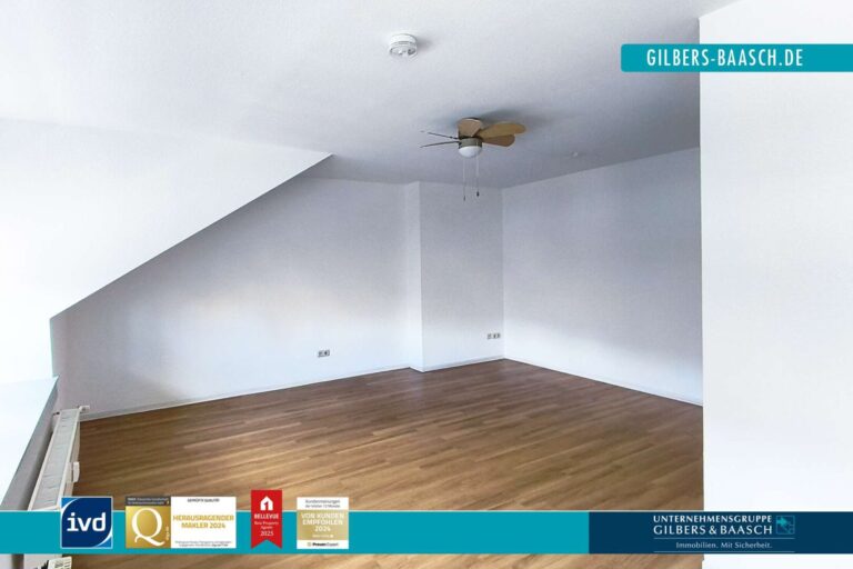 Großes Wohn - oder Schlafzimmer im 4. OG-Blick zum Eingang_Titel