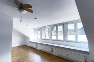 Großes Wohn - oder Schlafzimmer im 4. OG