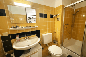 Badezimmer mit Dusche