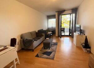 Wohnraum mit Blick zum Balkon