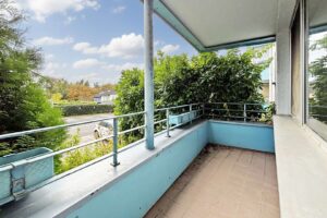 sonnige, überdachte Loggia