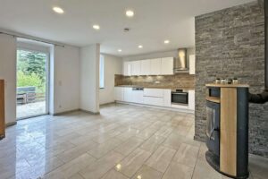 Esszimmer und Küche mit Terrassenzugang