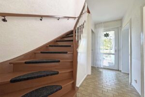 Flur mit massiver Holztreppe