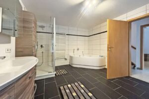 Bad mit Dusche, Wanne und WC