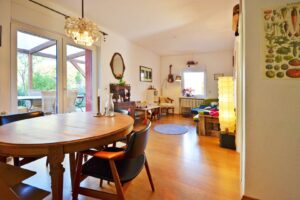 schöner Wohnbereich mit Terrassen- und Gartenzugang