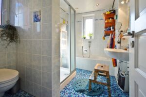 Bad mit Wanne und Dusche im EG