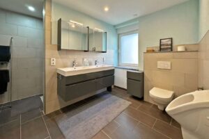 modernes Badezimmer EG