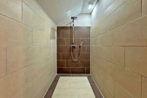 große Dusche im Bad DG