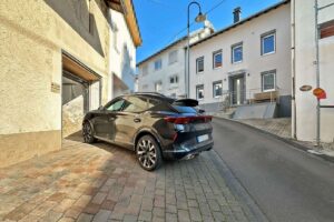 Links zugehörige Scheune mit Garage - Rechts gegenüber Wohnhaus