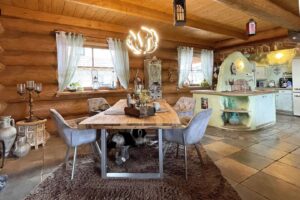 Gemütlicher Essbereich mit offener Küche