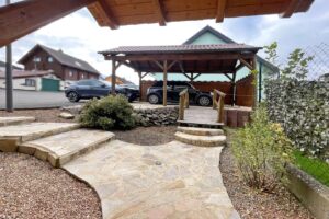 Hauszugang mit praktischem Carport