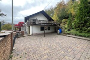Terrasse neben Garage