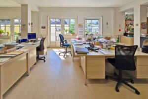 Büro mit Zugang zum Balkon