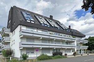 Moderne Architektur mit großen  Fensterfronten