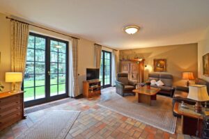 helles Wohnzimmer mit Gartenzugang