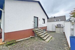 Hauseingang mit Treppe