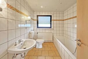 Tageslichtbad mit Wanne