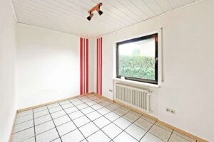 Schlafzimmer mit großem Fenster