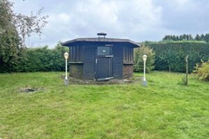 Gemütliches Grillhäuschen im Garten