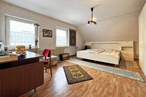 großes Schlafzimmer im OG