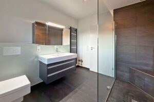 modernes Tageslicht Bad