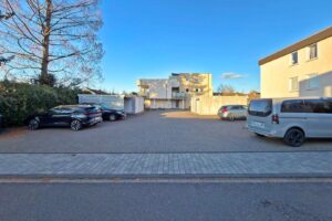 großer Vorplatz mit Außenstellplätzen