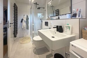 Badezimmer mit Tageslicht