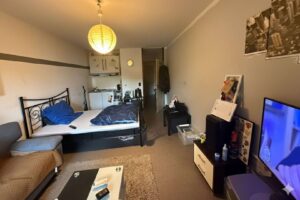 Wohnraum mit Pantry-Küche