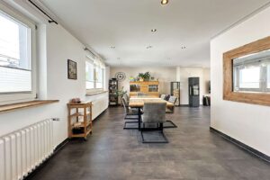 großes und helles Esszimmer