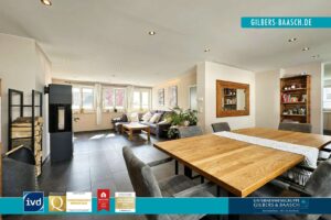 großes, helles Wohn- und Esszimmer