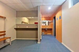 Mit Toilette und Duschen