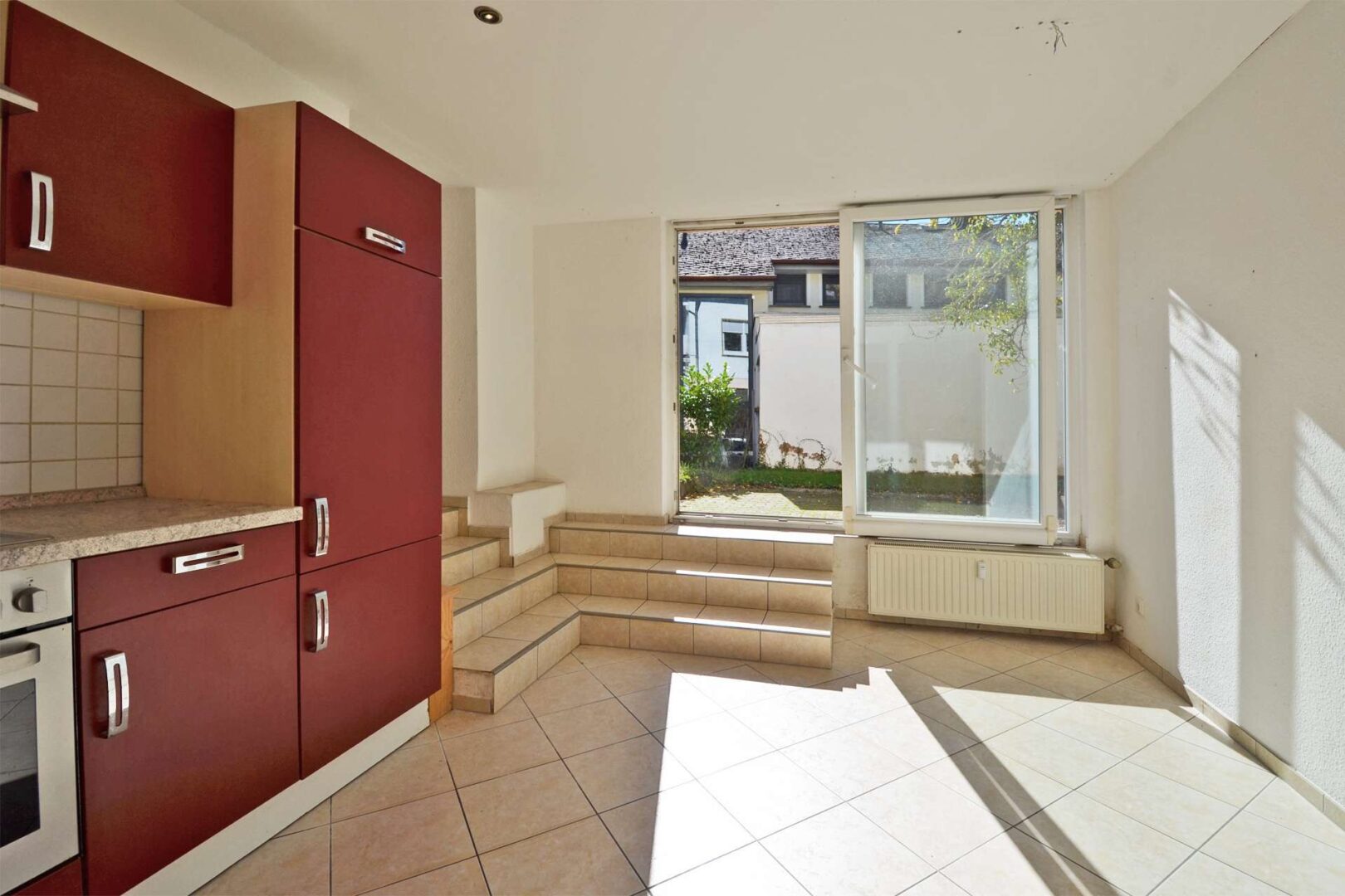 Küche mit Zugang zu Terrasse und Garten (UG)