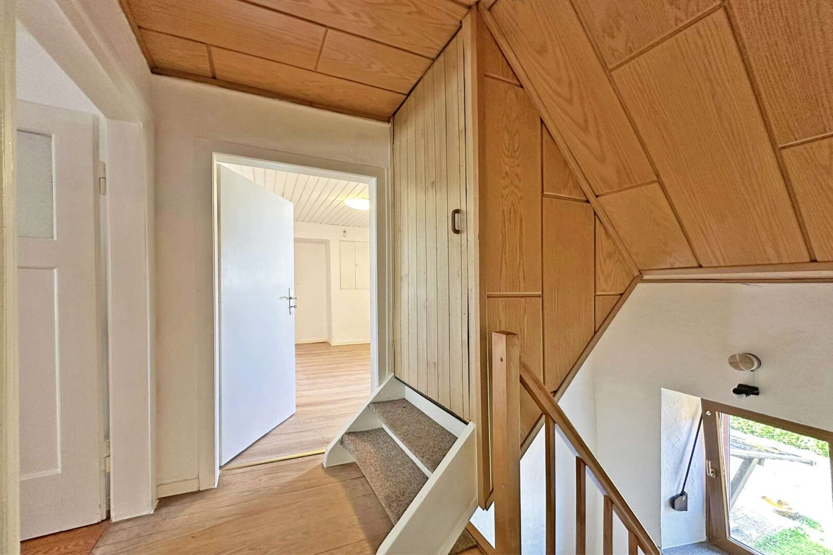 Diele mit Treppenhaus im 1.OG