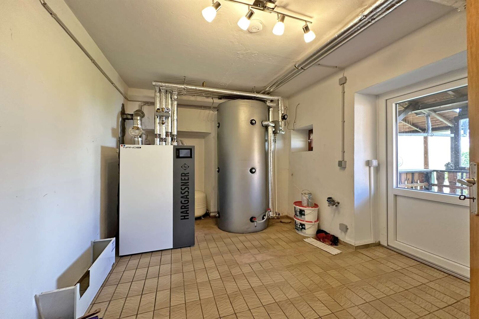 Technikraum mit Zugang zum Garten