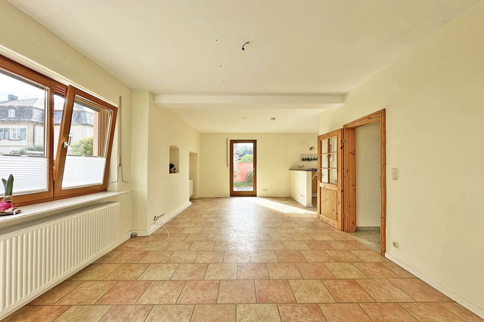 großes, helles Esszimmer