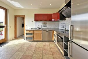 Einbauküche mit Vorratskammer