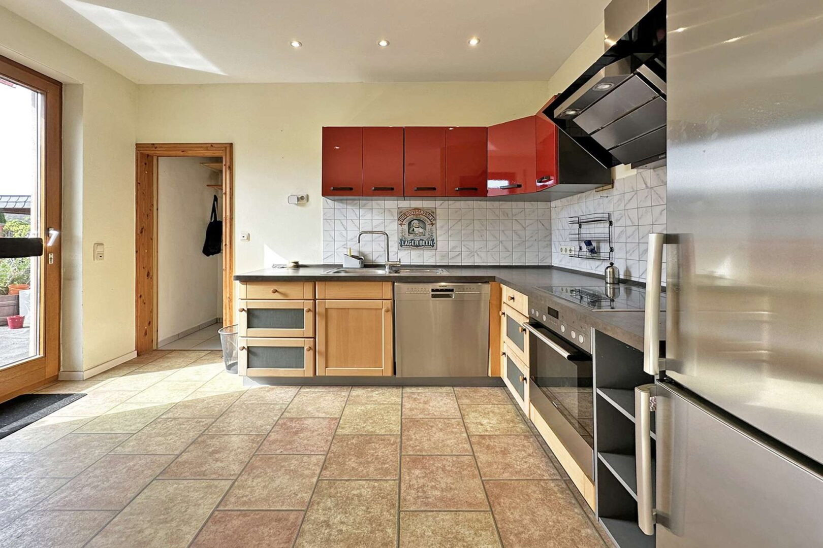 Einbauküche mit Vorratskammer