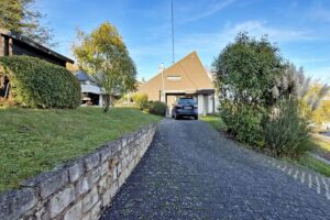 Auffahrt und Außenstellplatz vor der Terrasse
