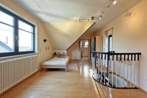 großes, helles Schlaf- oder Wohnzimmer im Gästehaus DG