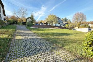 Auffahrt zum Gebäude