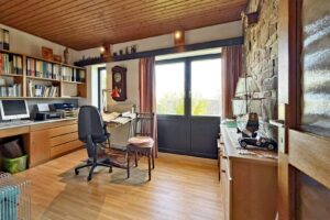 helles Büro oder Schlafzimmer im EG