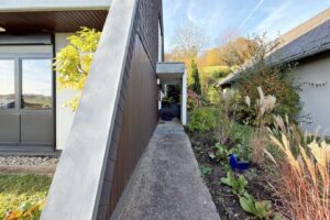 Fußweg zum Haupteingang