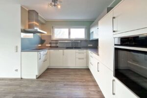 große, helle Einbauküche