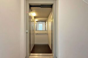 Aufzug neben der Wohnung