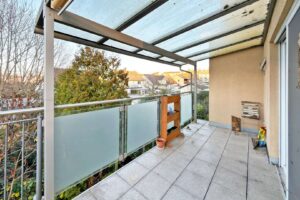 überdachter Balkon am Wohnzimmer