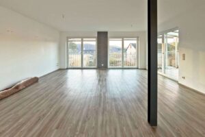 großes, helles Wohn- und Esszimmer