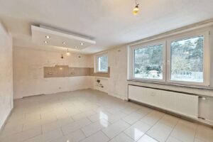 heller Koch- und Essbereich